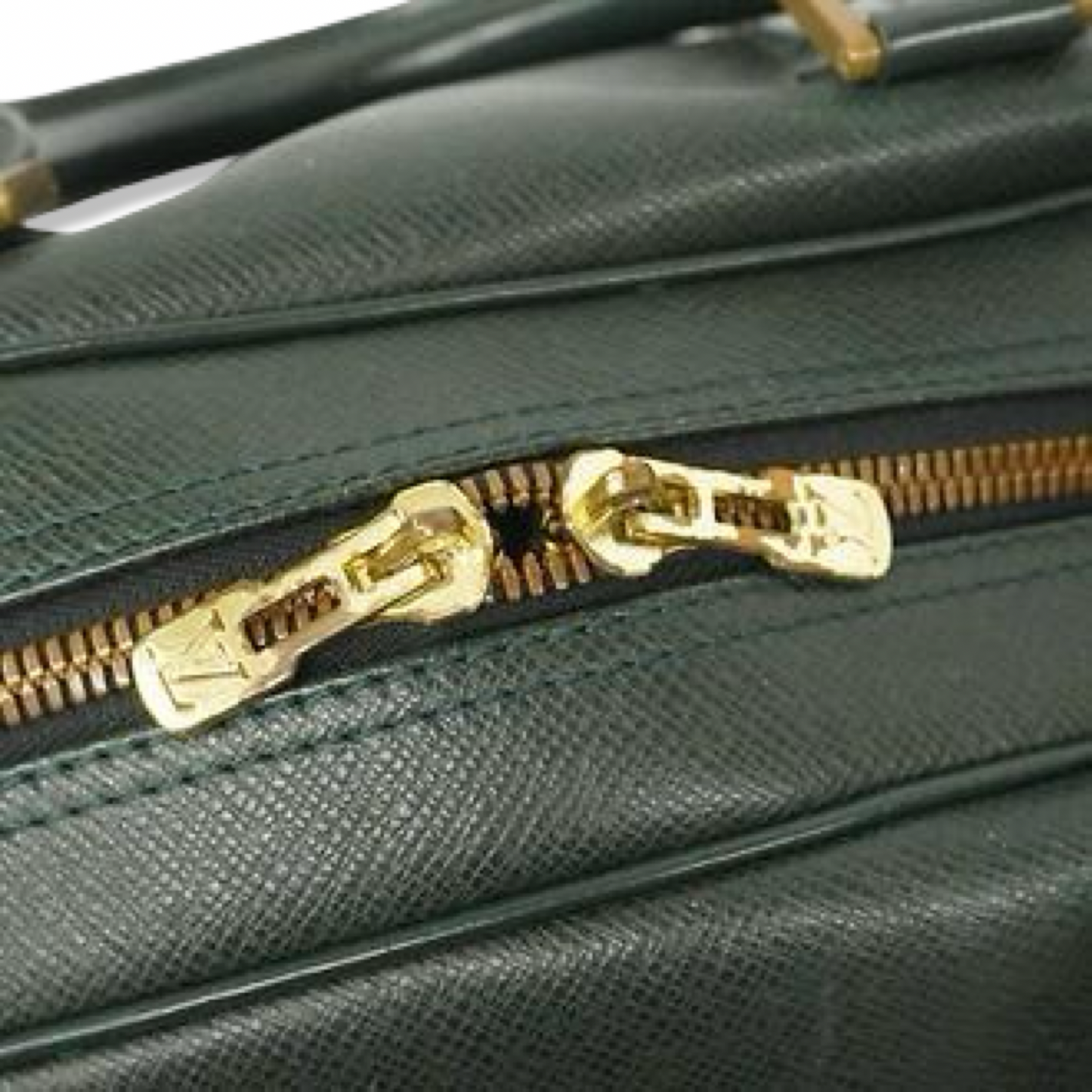 Pre-Owned Louis Vuitton Taiga Kendall GM Travel Bag - LV2011
