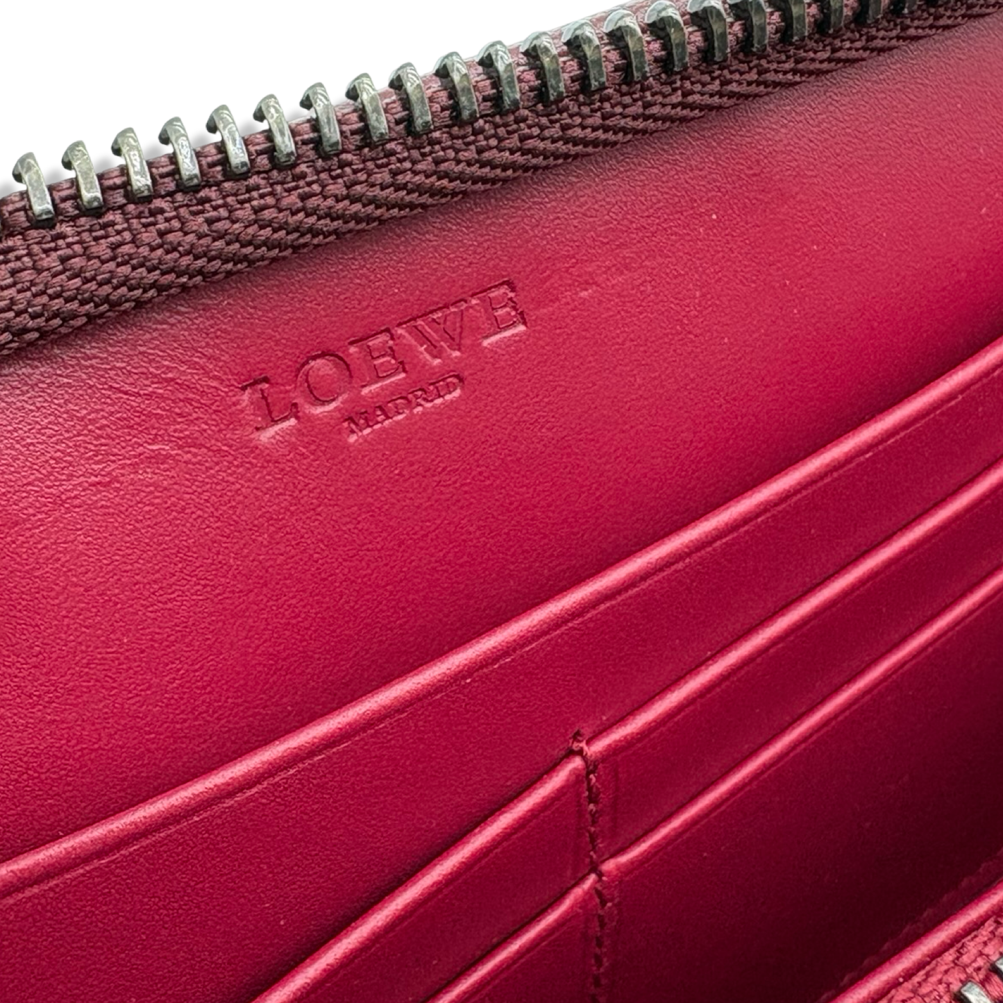 Pre-Owned Loewe Amazona Zip Around Wallet - LOE1010