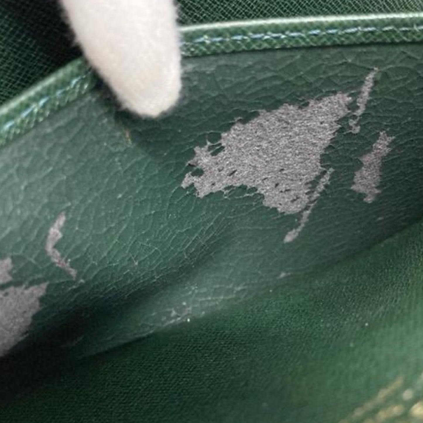 Pre-Owned Louis Vuitton Taiga Leather Green Orsay Clutch - LV1584