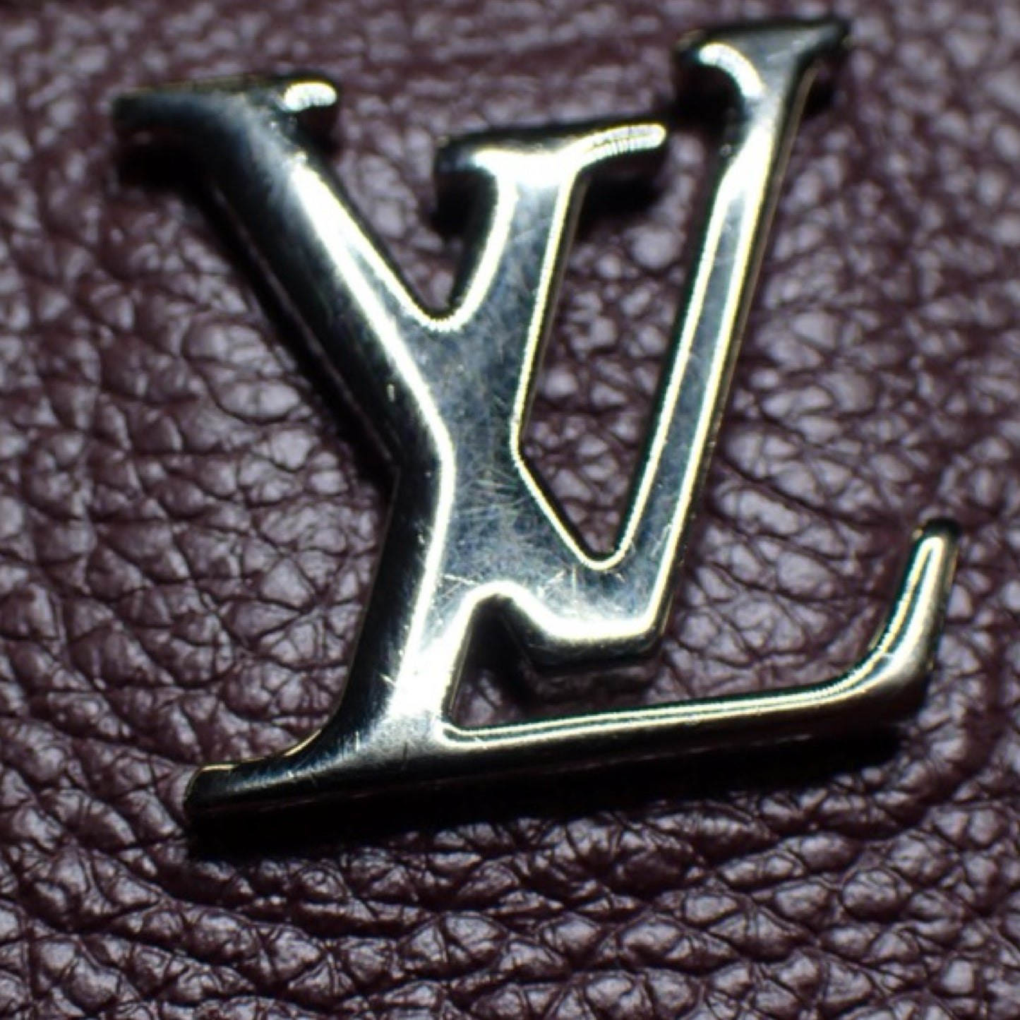 Pre-Owned Louis Vuitton Leather LockMe Zippy Wallet - LV1425