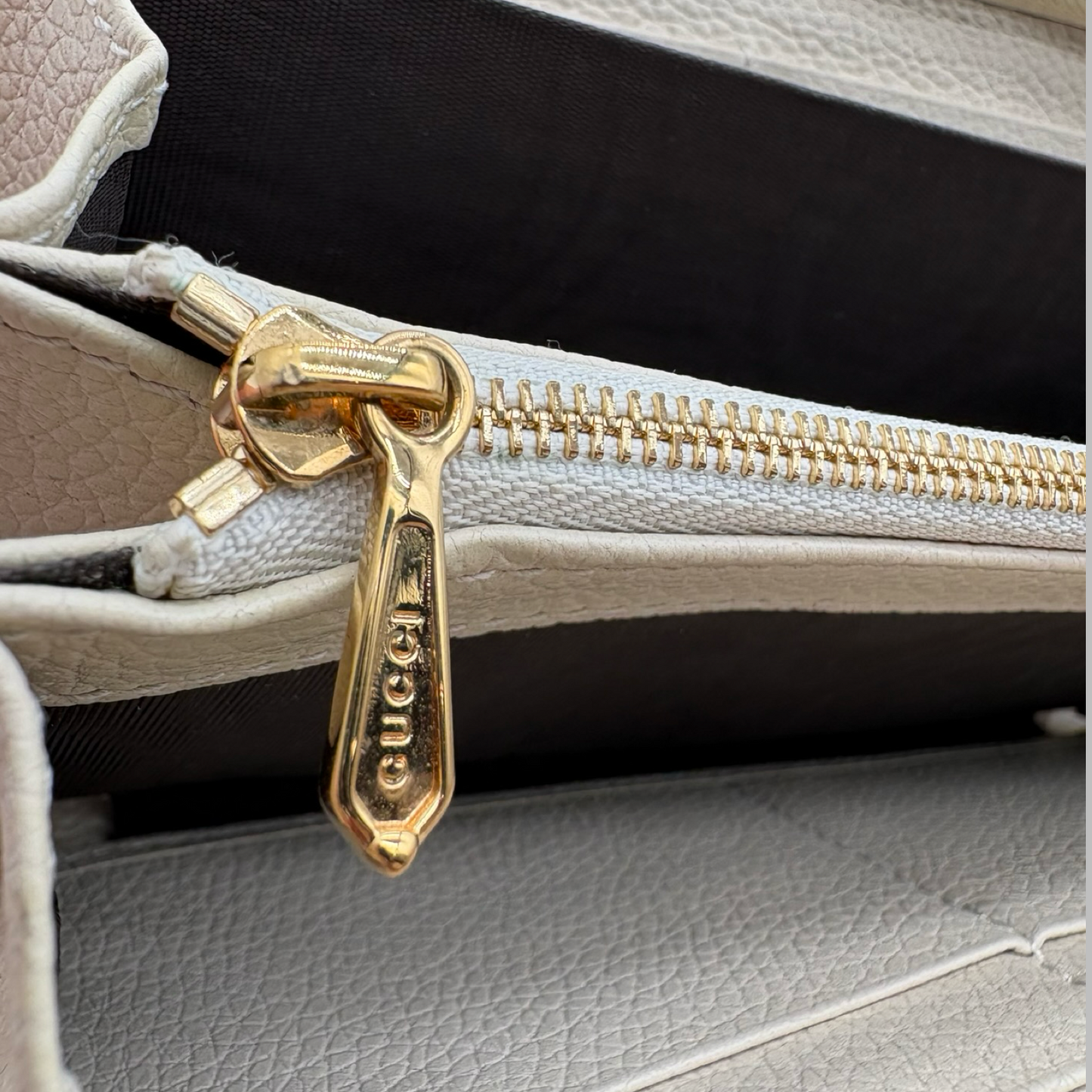 Pre-Owned Gucci Leather Zip Around Wallet - G1186