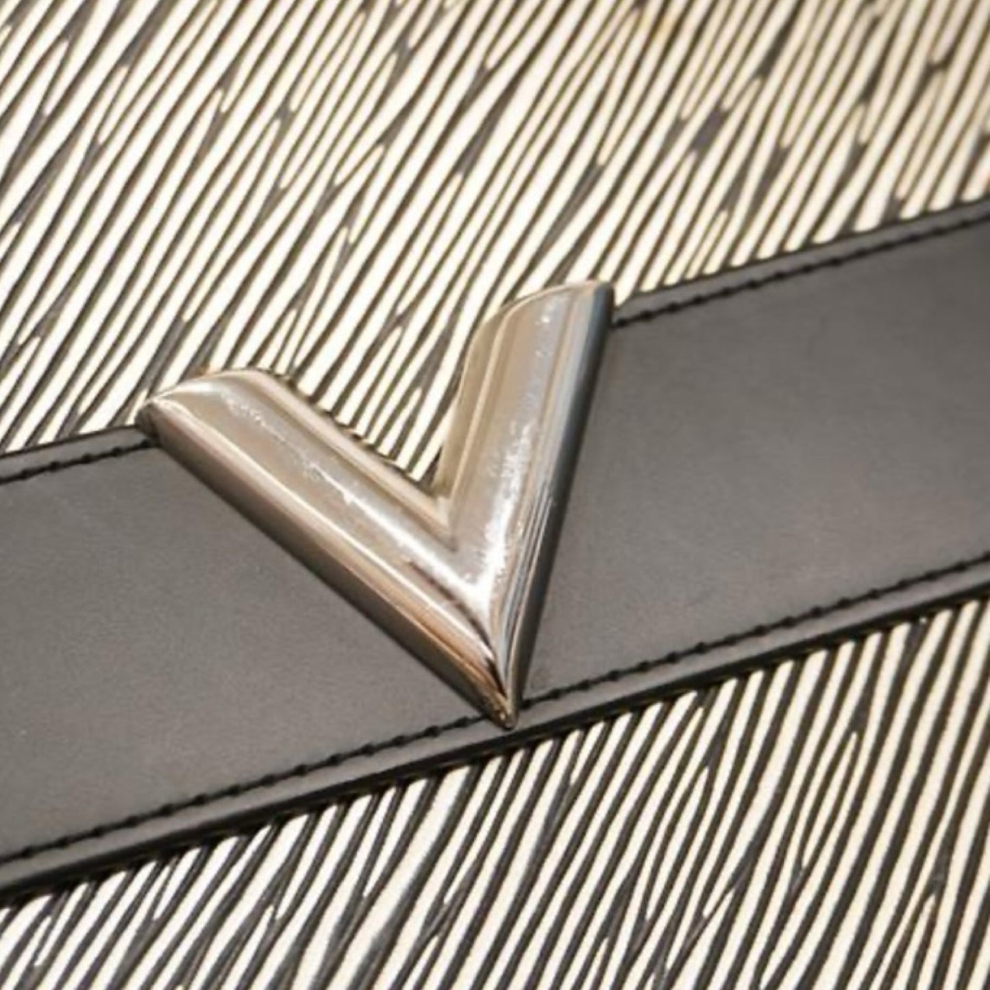 Pre-Owned Louis Vuitton Epi Leather V Pochette Clutch - LV1613