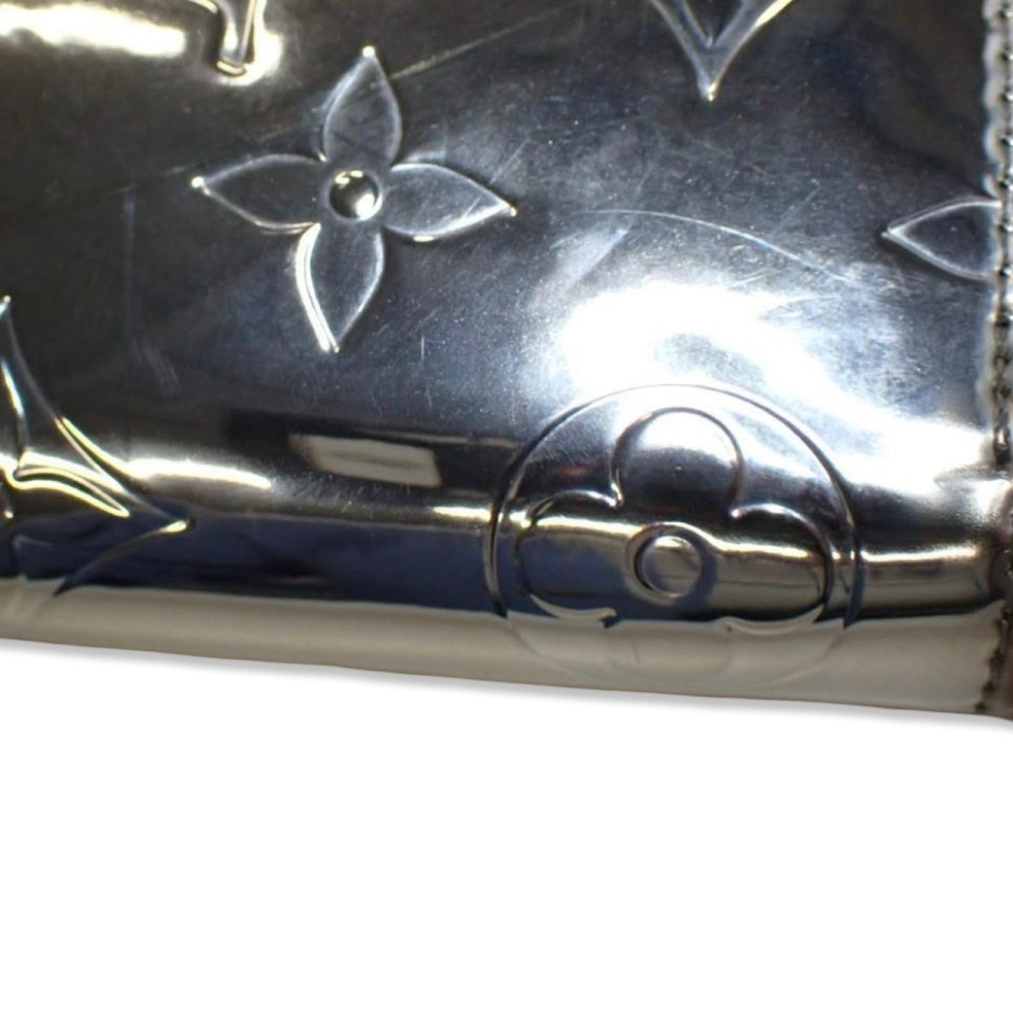 Pre-Owned Louis Vuitton Mirror Leather Zippy Wallet - LV1818
