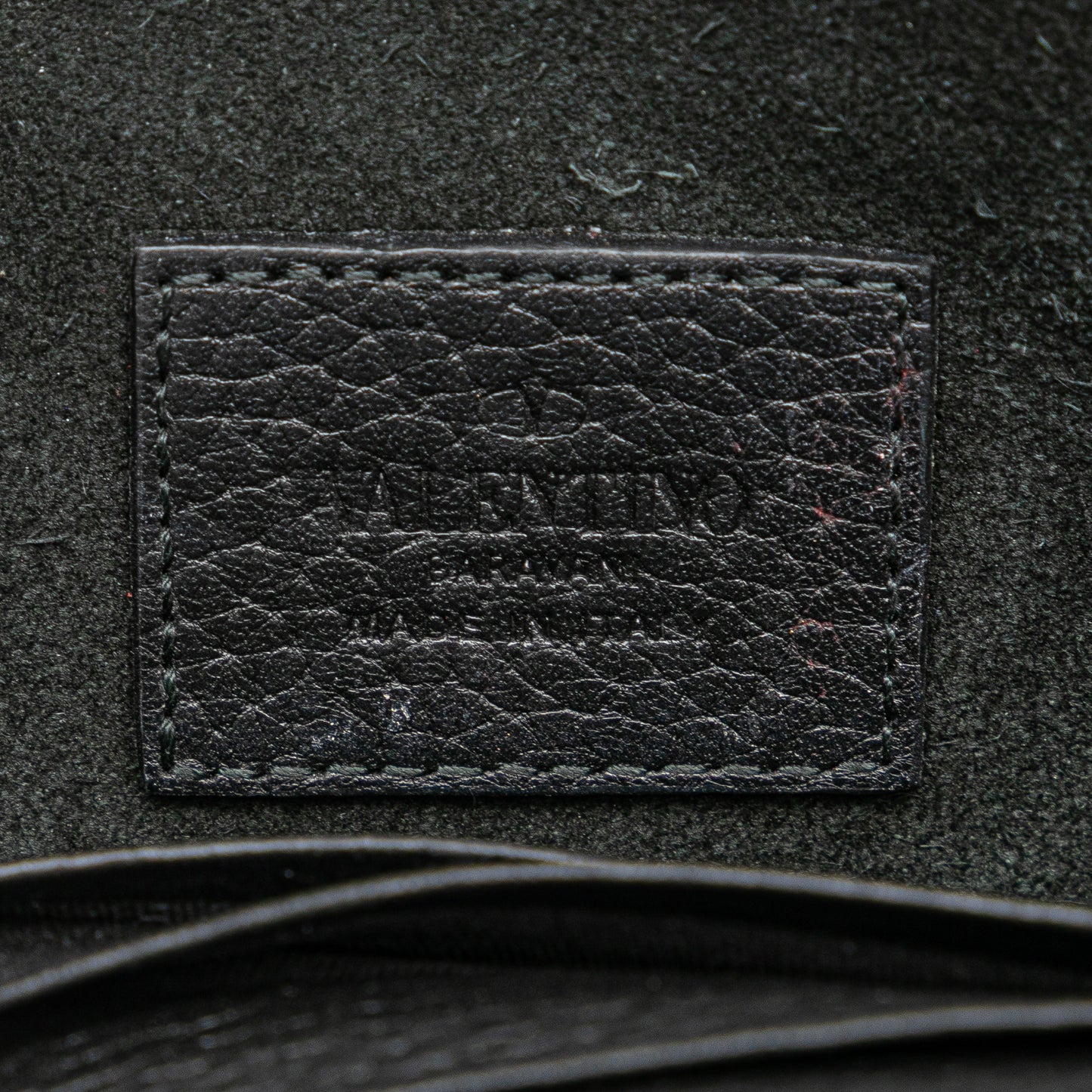 Pre-Owned Valentino Pebbled Calfskin Rockstud Envelope Wallet on Chain - VAL1001