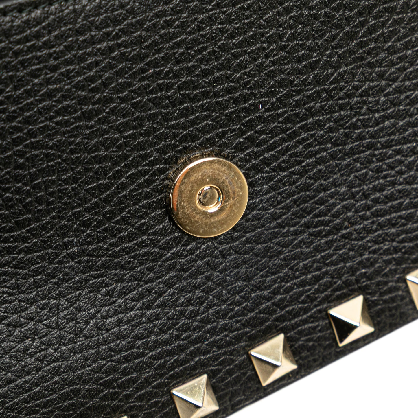 Pre-Owned Valentino Pebbled Calfskin Rockstud Envelope Wallet on Chain - VAL1001