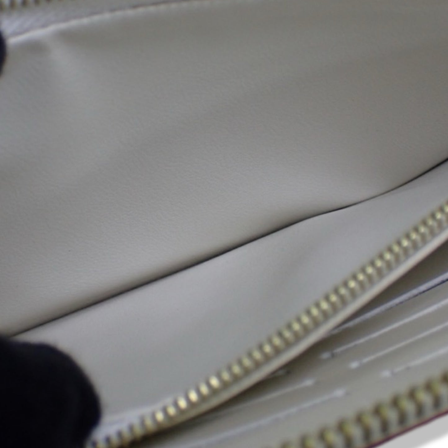 Pre-Owned Louis Vuitton Leather Suhali Zippy Wallet